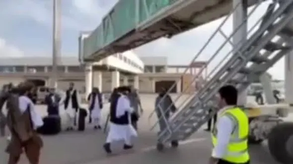 هیات طالبان براى مذاکره با آمریکا راهى قطر شد