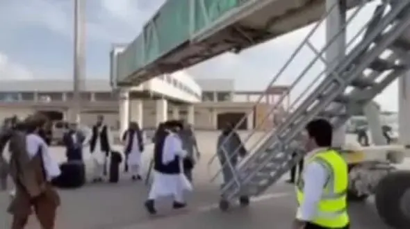 هیات طالبان براى مذاکره با آمریکا راهى قطر شد