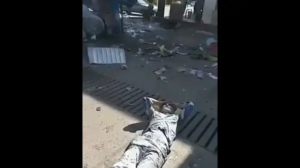 متلاشی شدن خودروی نیسان براثر انفجار جایگاه سی ان جی + فیلم 