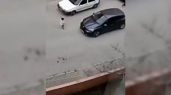 ببینید / شانس بزرگ یک بچه در نجات از تصادف