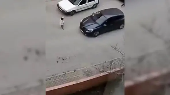 ببینید / شانس بزرگ یک بچه در نجات از تصادف