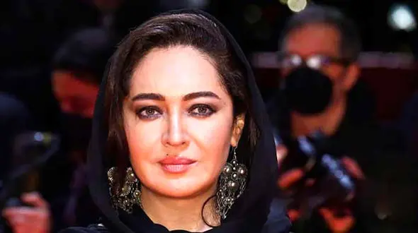  عاشقانه نیکی کریمی با مادرش کف خیابان های امریکا ! /  لباس نامتعارف هر دو را ببینید ! + عکس