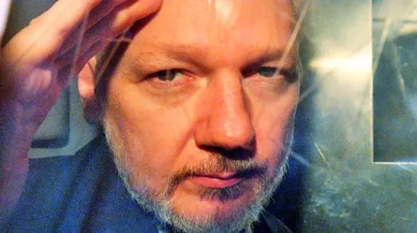 جولیان آسانژ آزاد شد و انگلیس را ترک کرد