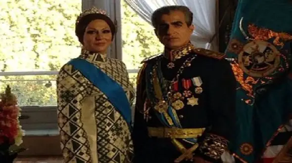 عکس سفر به ایام قدیم  / حرکات عجیب «فرح» و «محمدرضا پهلوی» در حال بازی والیبال ! سال 1338؛ 