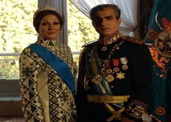 عکس سفر به ایام قدیم  / حرکات عجیب «فرح» و «محمدرضا پهلوی» در حال بازی والیبال ! سال 1338؛ 