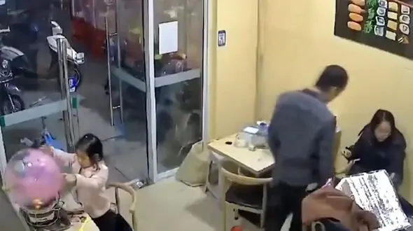 ببینید / لحظه انفجار بادکنک در دست دختربچه بازیگوش / بادکنک هلیومی را روی گاز گرفت + فیلم شوک آور