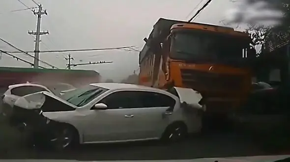 فیلم له شدن خودرو زیر تریلی ترمز بریده سرچهارراه / وحشت آور