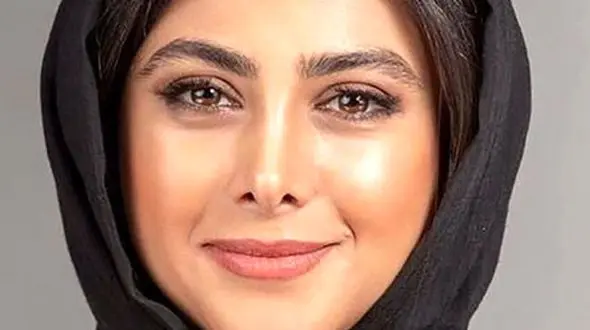 نگاهی به جواهرات و تیپ جالب سر تا پا مشکی آزاده صمدی در اکران فیلم ترس از اشک های واقعی+ عکس