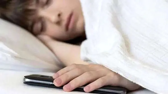 خطر آتش سوزی با گذاشتن گوشی زیر بالش + فیلم