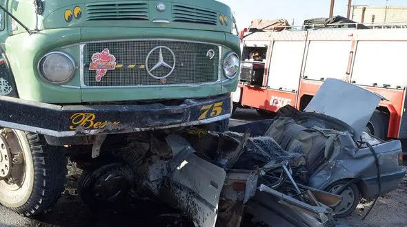 عکس / صحنه دلخراش له شدن پژو با 3 سرنشین زیر کامیون / در جاده بهبهان رخ داد