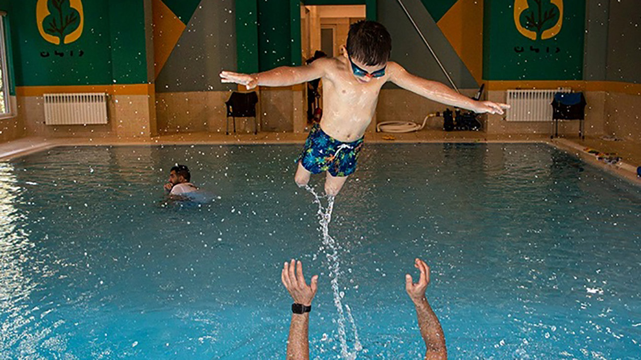 عکس های کودک اعجاب‌انگیز ایرانی که بدون پا  مثل باد می‌دود! / شناگری حیرت آور !