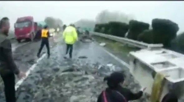 تلف شدن یک تن ماهی‌ زنده به خاطر واژگون شدن کامیون + فیلم