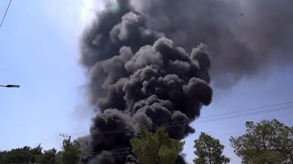 فیلم لحظه آتش سوزی کارخانه تولیدی فولاد در تیکمه داش 