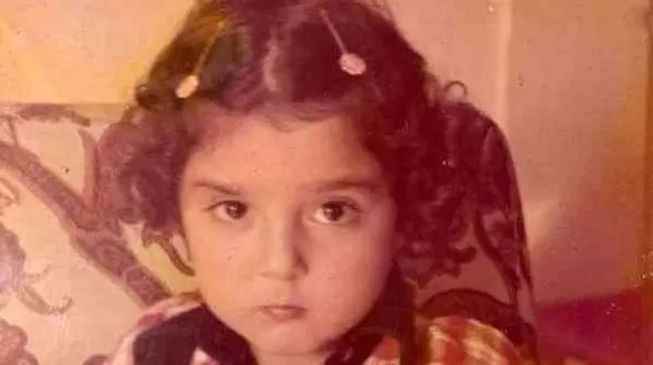 آیا میدانید این دختر کوچولو بامزه با لباس چارخونه و گیره‌های روی سرش بچگی کدوم بازیگر معروف هست؟ / باور نمیکنید!