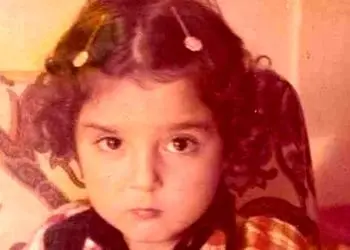 آیا میدانید این دختر کوچولو بامزه با لباس چارخونه و گیره‌های روی سرش بچگی کدوم بازیگر معروف هست؟ / باور نمیکنید!