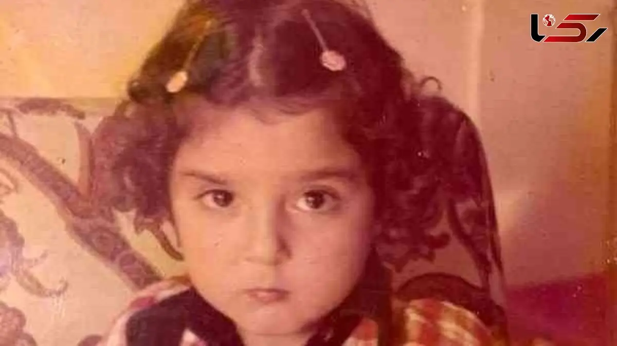 آیا میدانید این دختر کوچولو بامزه با لباس چارخونه و گیره‌های روی سرش بچگی کدوم بازیگر معروف هست؟ / باور نمیکنید!