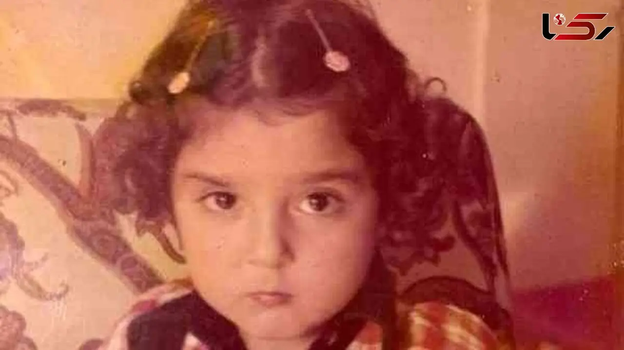 آیا میدانید این دختر کوچولو بامزه با لباس چارخونه و گیره‌های روی سرش بچگی کدوم بازیگر معروف هست؟ / باور نمیکنید!