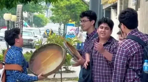 فیلم باشکوه ترین کنسرت ایران! / آواز دلنشین چند دانش‌آموز آملی وسط خیابان و واکنش زیبای مردم !