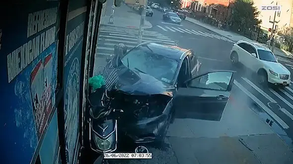 فیلم فرار مرگبار 2 مرد سیاهپوست از دست پلیس آمریکا / پیرزن 67 ساله کشته شد 