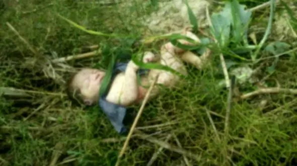 سرنوشت هولناک نوزاد رها شده در جنگل / جای دندان حیوانات روی بدن او بود! + عکس 