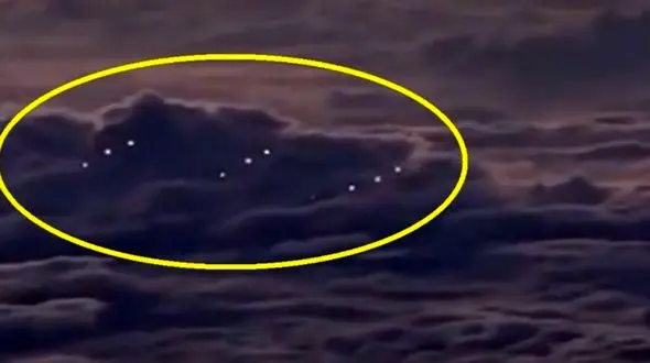 جنجال عکس های پرواز یوفوها در آسمان / خلبان وحشت زده عکس گرفت !