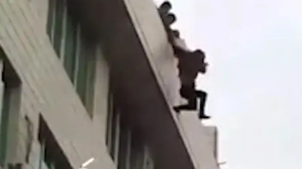 لحظاتی نفس‌گیر  پسر عاشق پیشه برای خودکشی + فیلم دیدنی