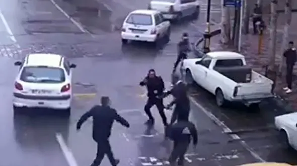 پلیس راننده تاکسی را از دست  چاقوکش نجات داد