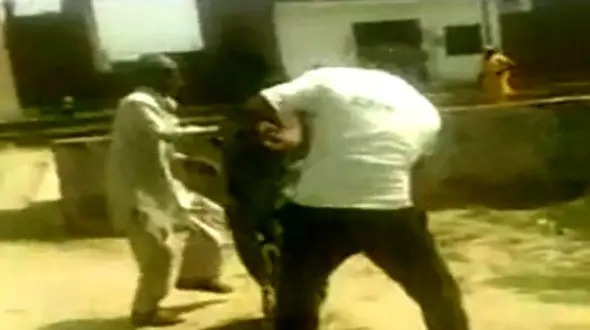 4 مرد با چوب و میله به جان این زن افتادند + عکس