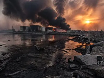 انفجار ده‌ها میلیون‌ تن کربن در آسمان ایران در جنگ چهل روزه/۸۵ نفتکش با ۲۱ میلیارد لیتر نفت در خلیج فارس،خطر نشت نفت در آب‌های کم‌عمق + جدول