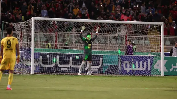 ثانیه های جهنمی و سخت دروازه بان ملی پوش سپاهان/ لیزرهای قوی و سبز هواداران تراکتور+ عکس