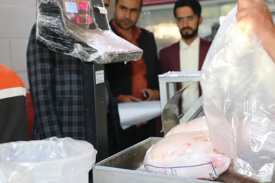 کشف ۹ تن مرغ احتکاری از یک کشتارگاه در زرند / توزیع مرغ‌های احتکاری به دستور دادستانی
