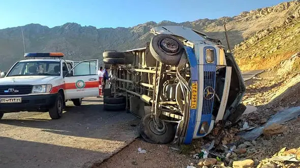 مصدومیت ۱۵ کارگر معدنی در حادثه واژگونی مینی‌بوس در بافق یزد