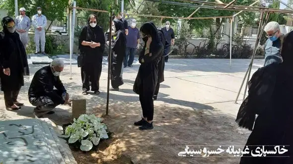 خسرو سینایی غریبانه اما کنار محمد علی کشاورز آرام گرفت + عکس