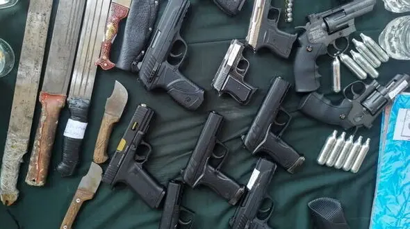 کشف ۲۱ قبضه کلت کمری جنگی در رومشکان
