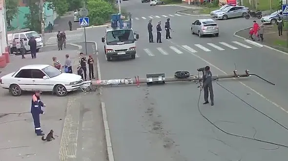 گربه سمج مزاحم مامورین امداد صحنه تصادف راننده سر به هوا با تیر برق شد+ فیلم