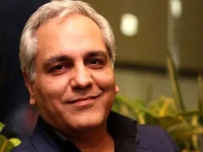 فیلم / مهران مدیری: یه خانم بازیگر ماشین صفر منو ترکونده بود گریه میکرد ...رگفتم اشکالی نداره و اون رفت ... اما بعدش نشستم گریه کردم .../ ماشینم حیف شد ...