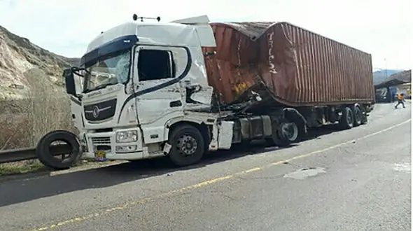 مرگ تلخ دختر 13 ساله داخل ماشین MVM له شده در جاده همدان