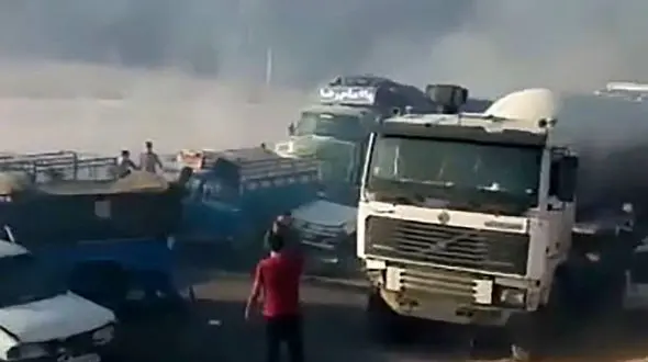 عجیب ترین فیلم از تصادف زنجیره‌ای خودروها در مرودشت / همه جا دود بود!