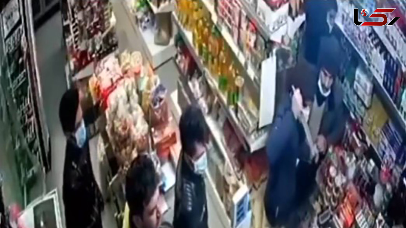 فیلم صحنه درگیری وحشت آور در یک سوپر مارکت / زن جوان برای مرد آشنا چاقو کشید