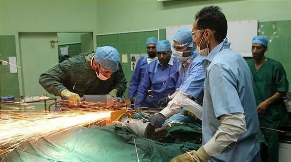 عملیات ۵ساعته برای رهاسازی دست از داخل چرخ‌گوشت + تصاویر