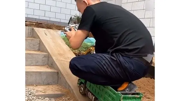 اقدام عجیب یک مرد در عالم اسباب بازی ها / فیلم