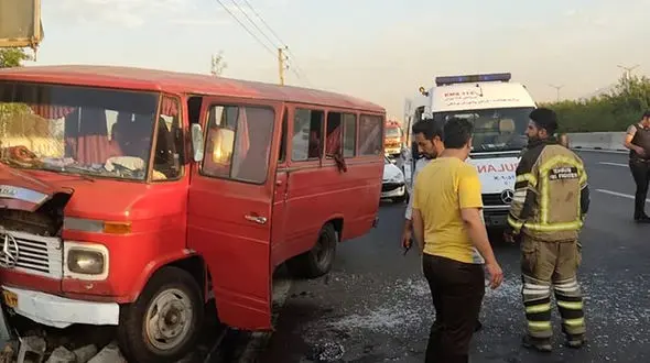 16 مصدوم در پی تصادف مینی بوس و  خودرو سواری + جزئیات