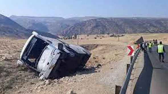  کامیون کشنده بعد از انحراف دچار حریق شد و یک مصدوم بر جا گذاشت + فیلم 