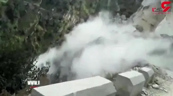 لحظه وحشتناک ریزش کوه در جاده + فیلم