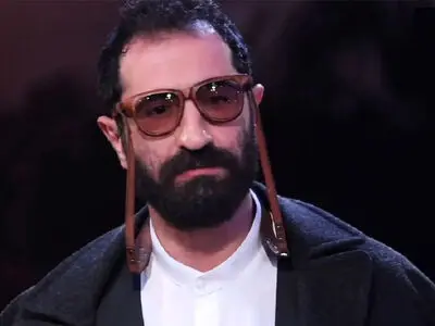 تی‌شرت بحث‌برانگیز ایمان صفا در مراسم مادر عمو پورنگ + عکس
