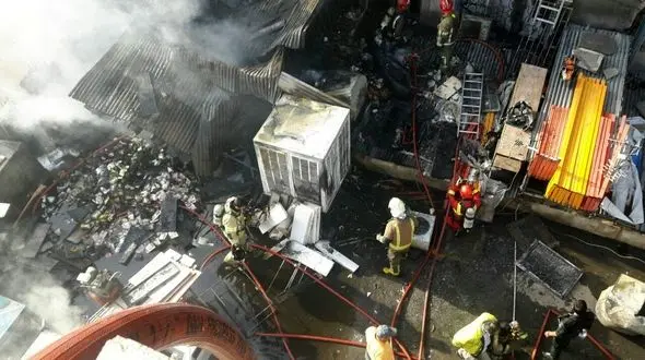 گزارش تصویری از آتش سوزی پاساژ مهستان میدان انقلاب تهران 