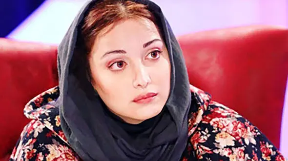 استایل بسیار شیک خانم بازیگر همراه با مینی اسکارف مشکی