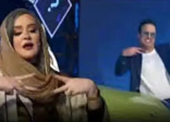 آواز  و رقص  نعیمه نظام دوست  و  حامد آهنگی  با آهنگ هندی .../ نعیمه چه ابرو انگشتی میکشه ....