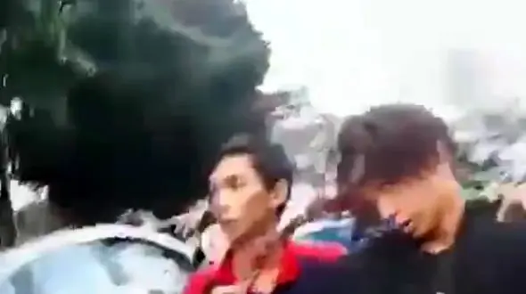 زنده ماندن معجزه آسای مردی که داس در جمجمه اش گیر کرده بود + فیلم و عکس