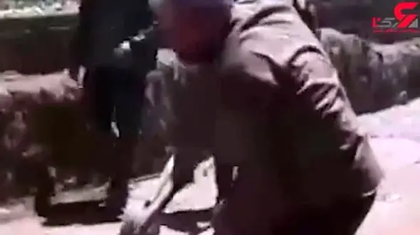 لحظه کمک رسانی پدر شهید حججی به سیل‌زدگان پلدختر +فیلم 